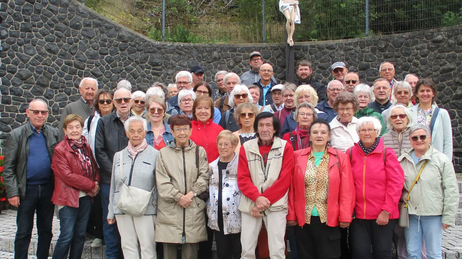 Die Reisegruppe beim Freialtar der Wallfahrtskirche Kreuzberg (Bild: Georg Müllner)