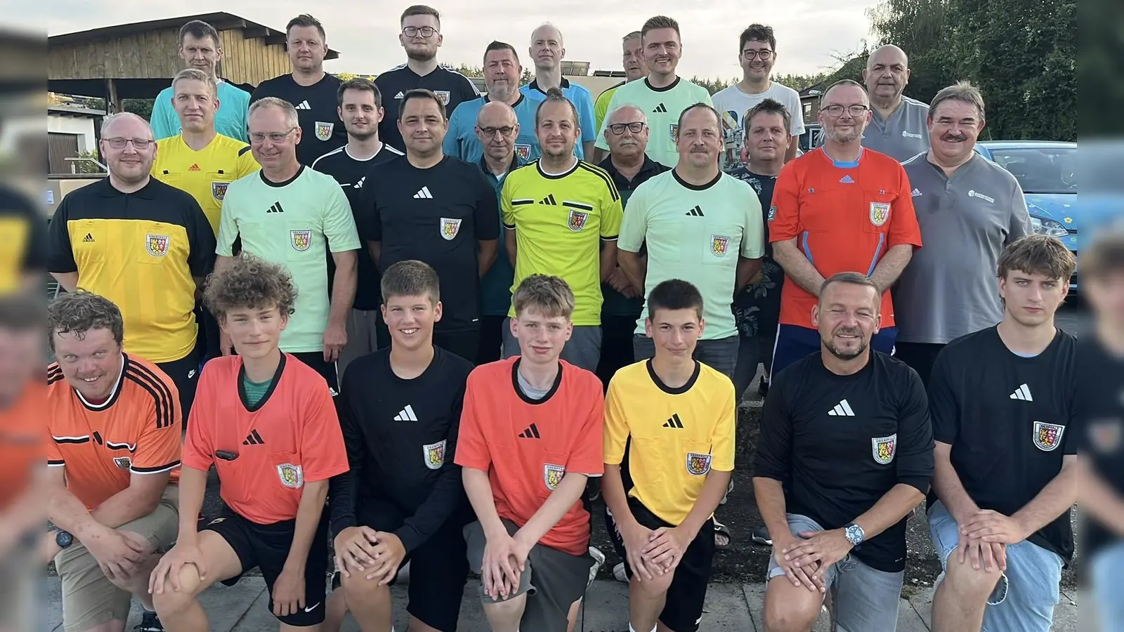 Die „bunte” Truppe der Schiedsrihtergruppe Amberg bildet die Basis für die Besetzung der Spiele im Kreis-2 Amberg/Weiden; sieben Aufsteiger (kniend) verstärken diese und zeigen Interesse an höheren Aufgaben; vom BFV war Albert Kellern (mittig 1.v.r.) dabei, die Leitung hatte Obmann Thomas Gebele (hinten 1.v.r.)  (Bild: Thomas Gebele - Schiedsrichtergruppe Amberg)
