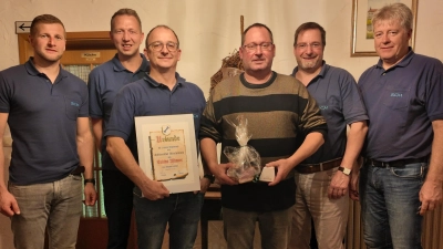 Langjährige Mitglieder ehrte der Schlüsselclub bei seiner Jahreshauptversammlung. Tobias Männer erhielt eine Urkunde für 25-jährige Mitgliedschaft. Konrad Heindl wurde für 40 Jahre im Verein mit einem Geräucherten und einem extra gravierten Brotzeitmesser überrascht. Mit im Bild die wiedergewählte Vorstandschaft mit (v. l.) Tobias Weig, Stefan Hübner, Walter Heindl und Alexander Ernstberger. (Bild: Lukas Forster)