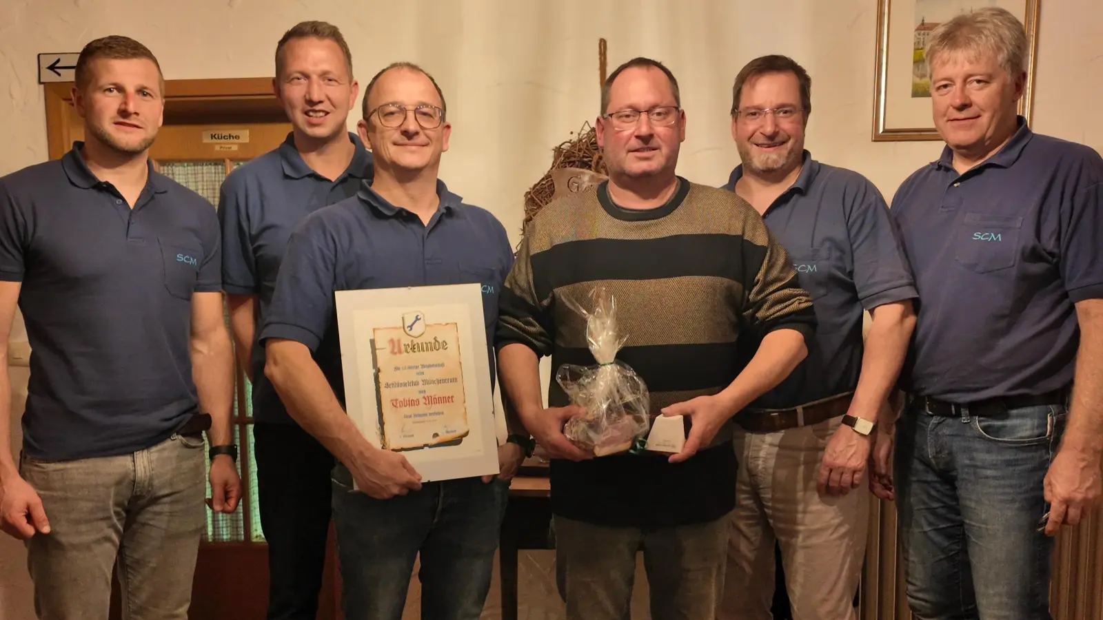 Langjährige Mitglieder ehrte der Schlüsselclub bei seiner Jahreshauptversammlung. Tobias Männer erhielt eine Urkunde für 25-jährige Mitgliedschaft. Konrad Heindl wurde für 40 Jahre im Verein mit einem Geräucherten und einem extra gravierten Brotzeitmesser überrascht. Mit im Bild die wiedergewählte Vorstandschaft mit (v. l.) Tobias Weig, Stefan Hübner, Walter Heindl und Alexander Ernstberger. (Bild: Lukas Forster)