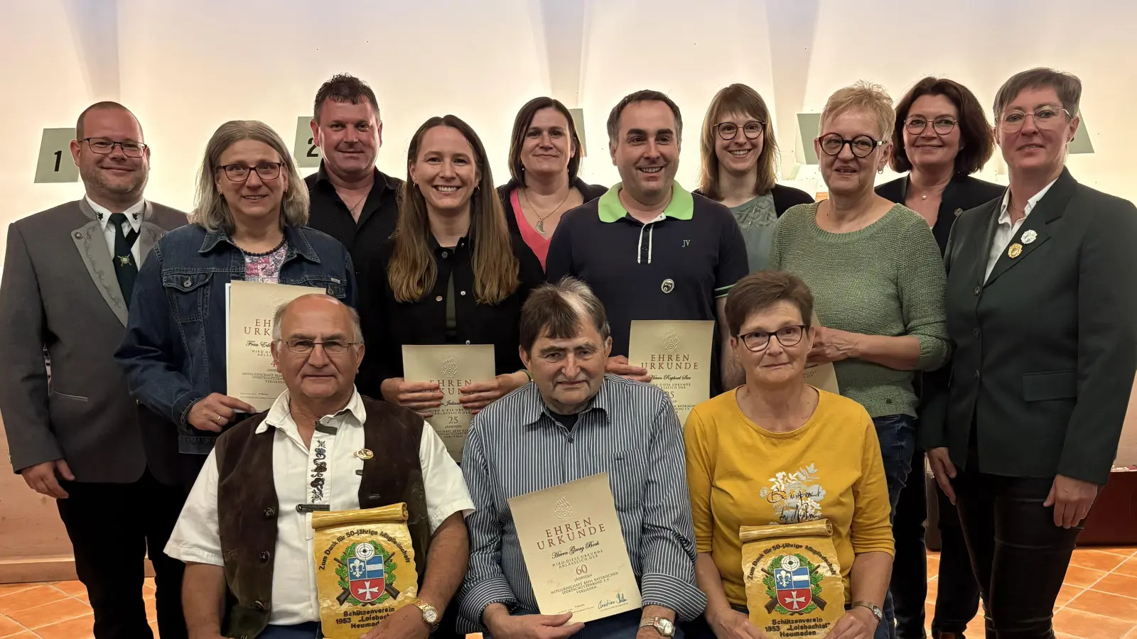Erste Schützenmeisterin Claudia Kraus (rechts) und 2. Schützenmeister Stephan Wittmann (links) ehrten die langjährigen treuen Vereinsmitglieder. Den Geehrten gratulierte auch 3. Bürgermeister Ulrike Guttenberger (Zweite von rechts).  (Bild: Claudia Kraus)