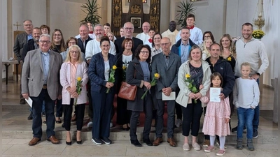 10 Ehepaare feiern zusammen mit Pfarrvikar Robert ihr Ehejubiläum in der kath. Pfarrkirche Mantel. (Bild: Melanie Grasser)