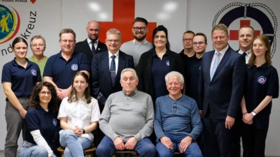 Im Bild von links nach rechts; erste Reihe: Anna-Lena Männl, Emily Fernandez-Diez, Franz Hilgarth, Rudolf Hartwich<br>Zweite Reihe: Rebekka Müller, Jürgen Dobmeier, Harald Pelz, Jessica Troppmann, Fabian Weinberger, Stefan Grillmeier, Stefan Pelz, Katharina Elbel<br>Dritte Reihe: Monika Pelz, Gerald Riederer, Sven Lehner, Michael Wölfl (Bild: Kim Faltenbacher)