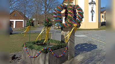 Der erste Neudorfer Osterbrunnen. (Bild: Manuela Kellermann )