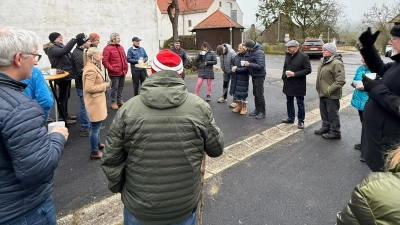 In lockerer Atmosphäre erfuhr die CSU-Bürgermeisterkandidatin Elisabeth Gruber (Mitte mit hellem Mantel) von den zahlreichen Besuchern, wo in Penkhof „der Schuh drückt” (Bild: Martin Meier)