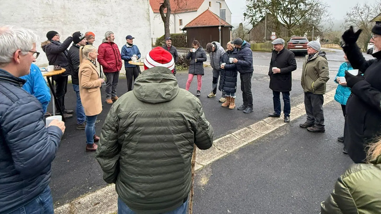 In lockerer Atmosphäre erfuhr die CSU-Bürgermeisterkandidatin Elisabeth Gruber (Mitte mit hellem Mantel) von den zahlreichen Besuchern, wo in Penkhof „der Schuh drückt” (Bild: Martin Meier)
