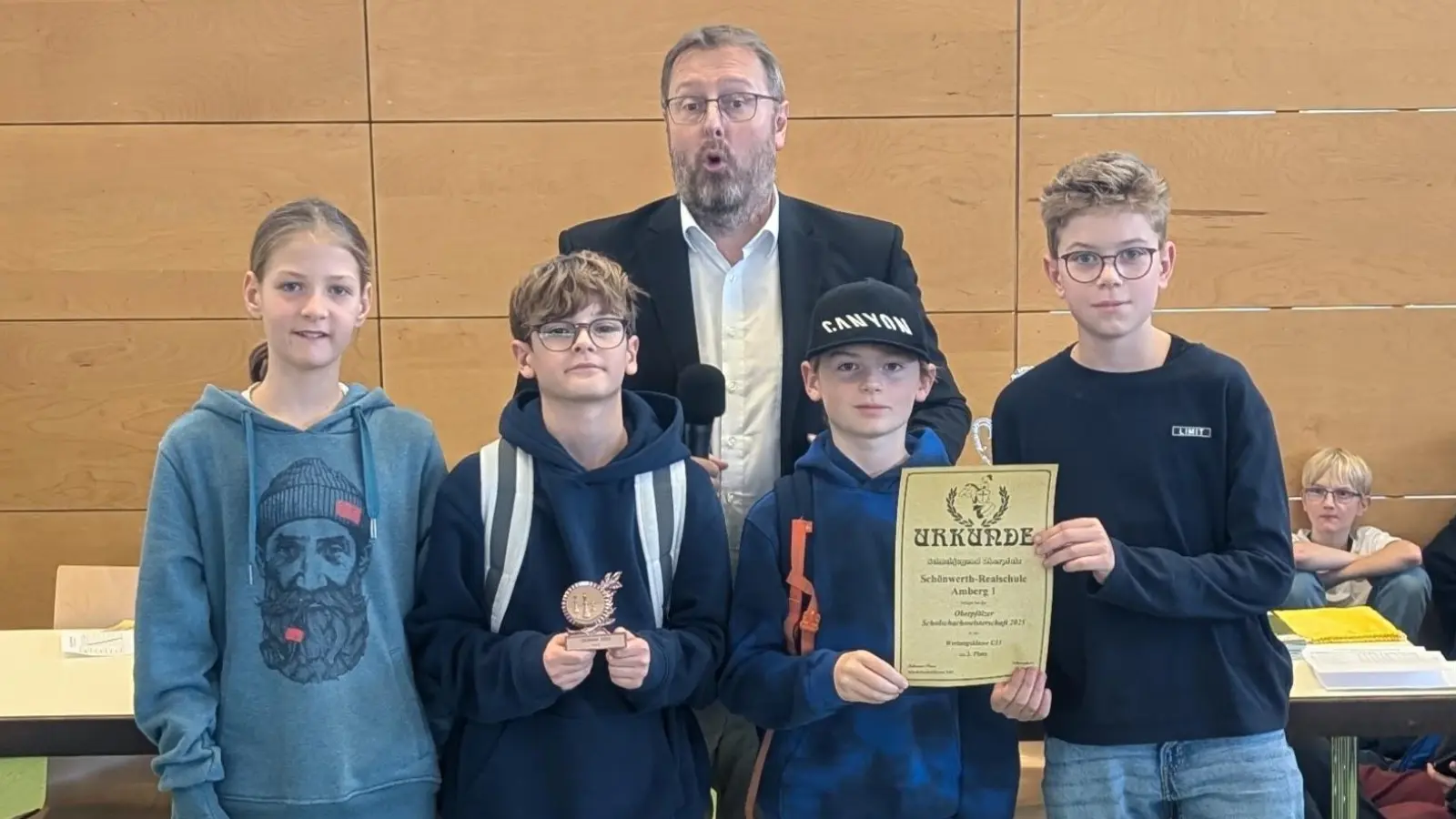 Schulschachreferent Johannes Paar überreicht die Medaille und Urkunde für den 3. Platz in der U13 dem Team I der Schönwerth-Realschule (v.l.n.r. Noah Messer, Dominik Golcer, Niklas Fono, Paul Greß). (Bild: Andreas Rupprecht)