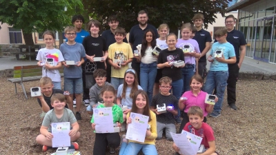 Die Schülerinnen und Schüler mit Ihren Urkunden und den Auszubildenden der Flachtglas AG.  (Bild: Lisa Saradeth/Karin Ries)