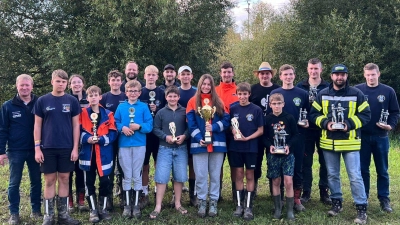 Stolz präsentiert die Jugendfeuerwehr der Gemeinde Altendorf ihre Erfolge der Lagerolympiade. Sie konnten sich den 2. Platz unter 36 anderen Wehren sichern. (Bild: Florian Forster)