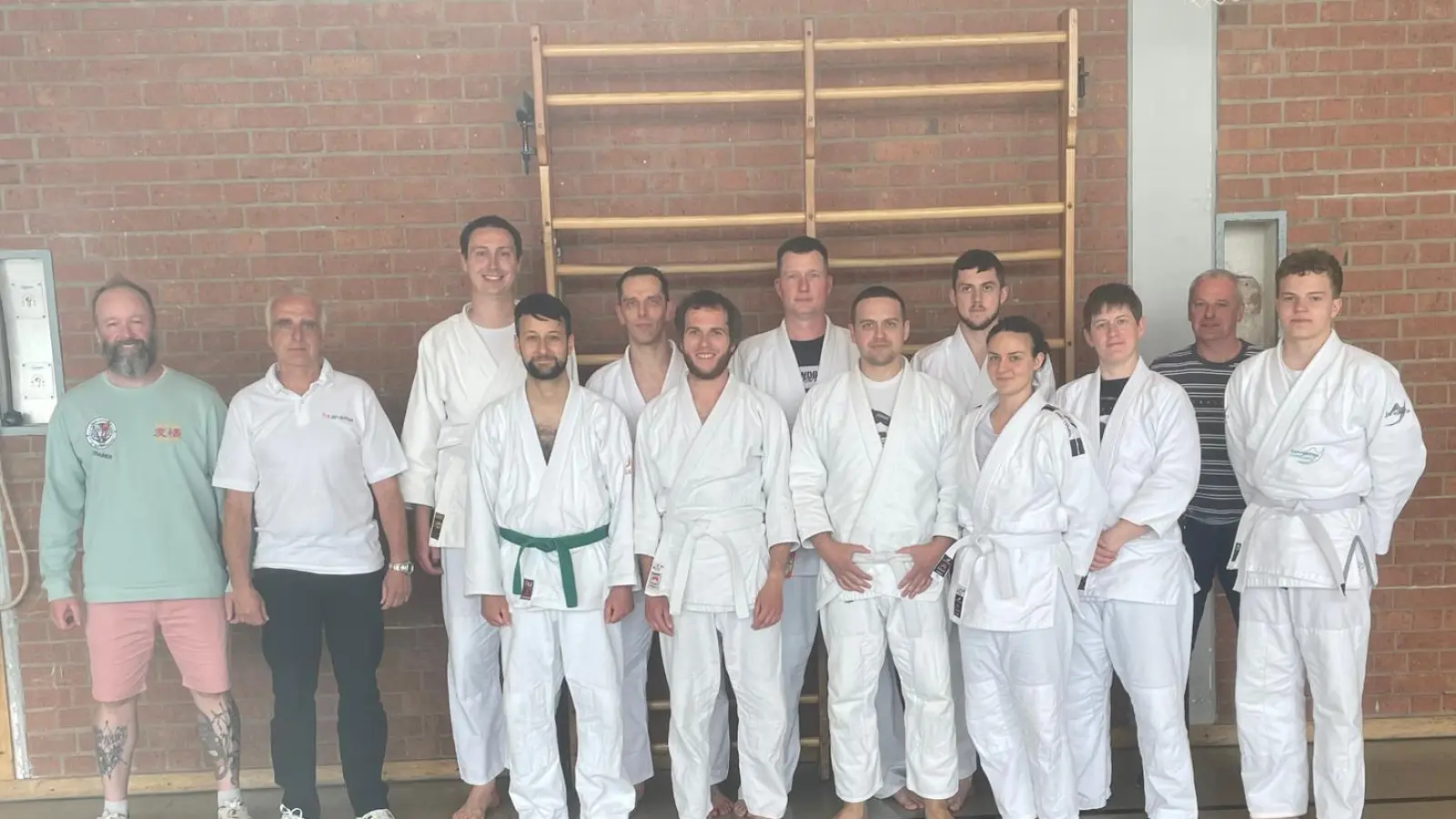 Die Erfolgreichen Prüflinge mit den Prüfern und Trainer T. Wegmann. (Bild: Markus Grohmann )