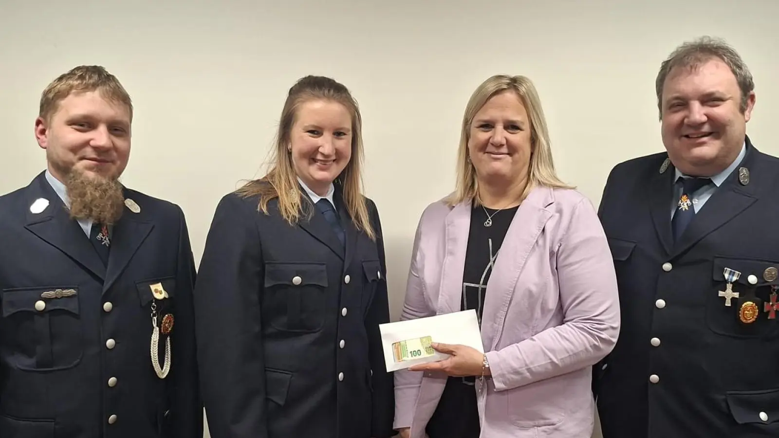Kommandant Patrick Schneider mit seiner Stellvertreterin Kathrin Gruber (von links) überreichten mit Vorsitzenden Matthias Reul (rechts) die gesammelten Spenden an Julia Schmeller von der Lebenshilfe Tirschenreuth. (Bild: Kathrin Gruber)