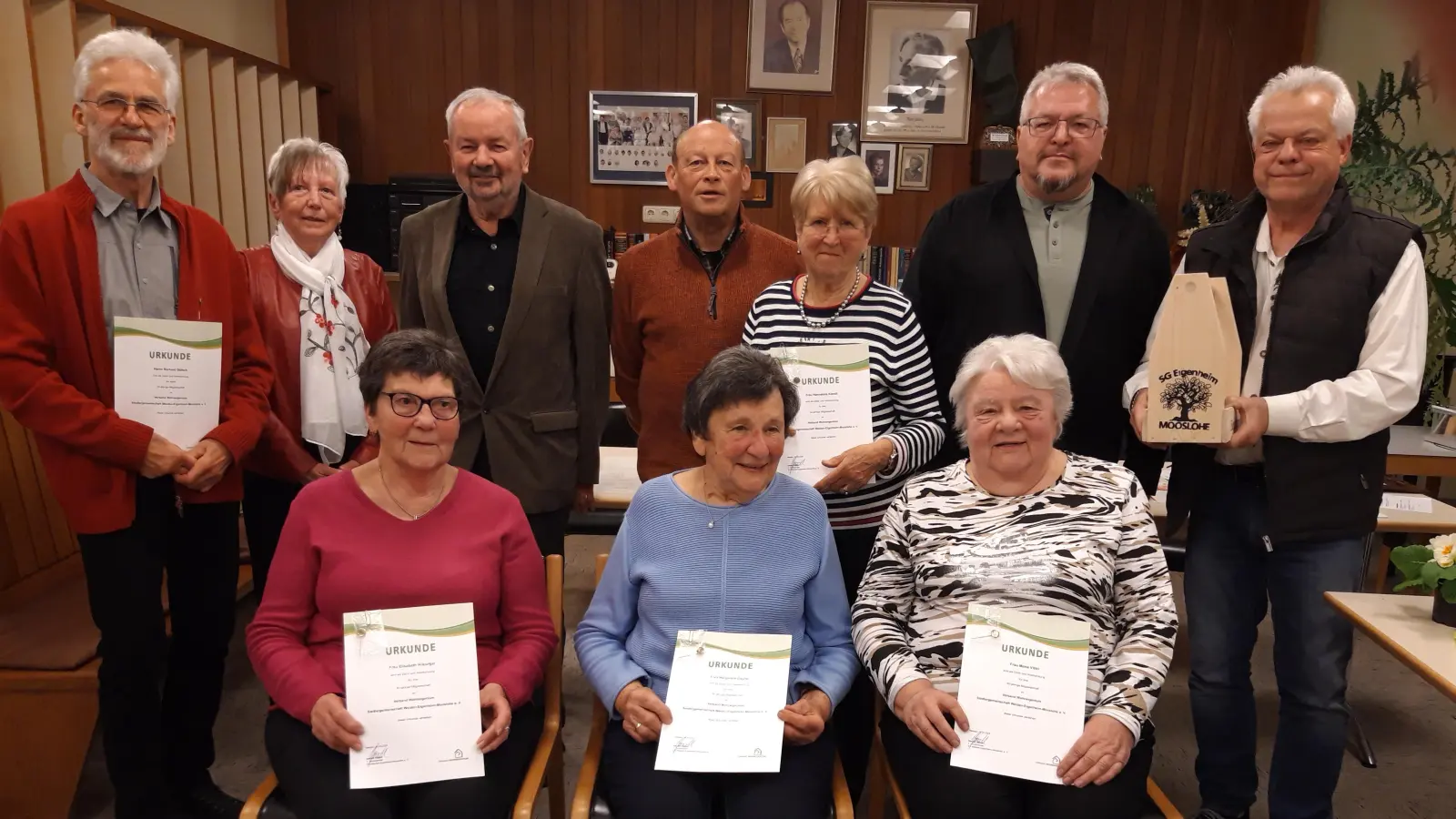 Die Geehrten mit Vorstandschaft und Dachverbandsvorsitzenden Hans-Jürgen Meier<br>(v.l.n.r. stehend: Richard Dütsch, Irene Kötteritzsch, Hans Hanauer, Georg Hüttner, Hannelore Kiendl, Hans-Jürgen Meier, Harald Höfner<br>v.l.n.r. sitzend: Elisabeth Hilburger, Margareta Ziegler, Maria Völkl)<br> (Bild: Georg Hüttner)