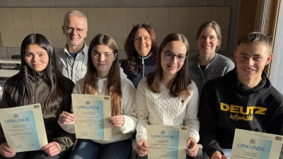 Die Teilnehmer am Mathewettbewerb (v.l.n.r.) Johanna Paschek, Emma Kreuzer, Hanna Lorenz und Luis Neumann und hinten die betreuenden Lehrkräfte Herr Bäuml und Frau Schmidt mit 1. Realschulkonrektorin Julia Emmerling (Bild: Katrin Schmidt)