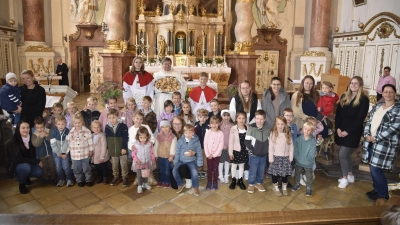 Die Mädchen und Buben aus dem Kindergarten mit ihren Erzieherinnen sowie Pater Markus und den Ministranten nach dem Erntedankgottesdienst. (Bild: Florian Denk)
