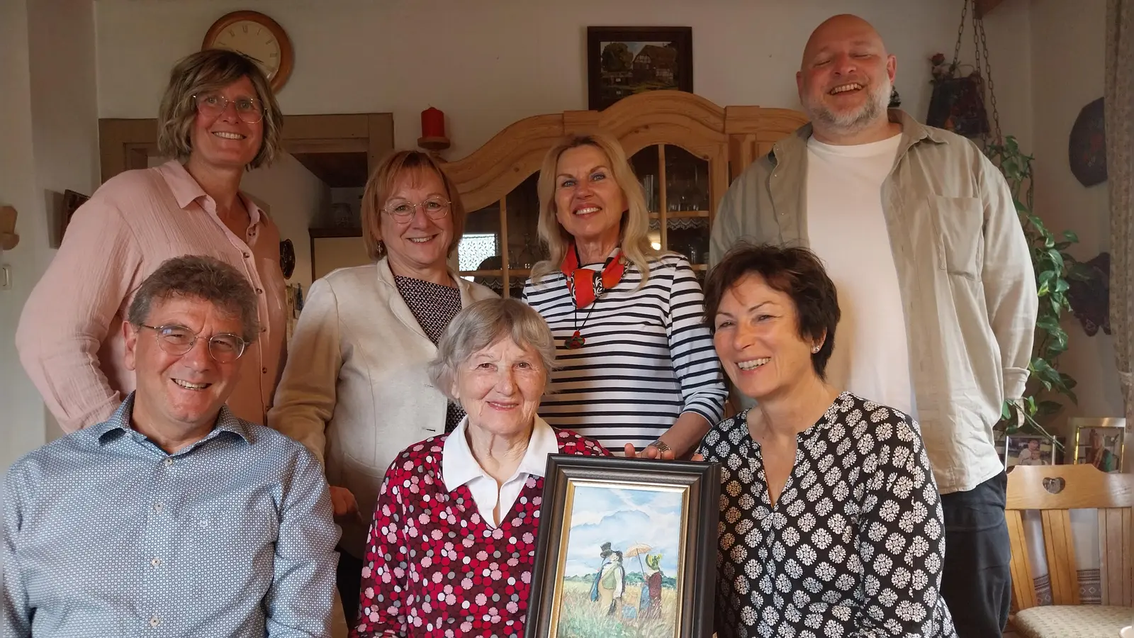 Die 90-jährige Künstlerin Emma Eckert (Mitte vorne mit einem ihrer Gemälde in der Hand) freute sich sehr über den Besuch der Freundinnen vom Kunstverein Tirschenreuth, Zweite Vorsitzende Kerstin Rumswinkel, Angelika Sticht und Vorsitzende Petra Schicker (hinten v. li.). Ebenfalls ihren runden Geburtstag am Nachmittag mitgefeiert haben Tochter Claudia mit Peter (vorne re. und li.) und Enkel Gerald (re. hinten) sowie den ganzen Tag über jede Menge andere Gratulanten.  (Bild: Ulla Britta Baumer)