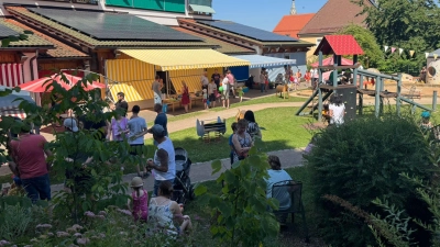 Die Schattenplätze des Kindergartens waren beliebte Aufenthaltsorte bei den Festgästen (Bild: Stefanie Unterburger)