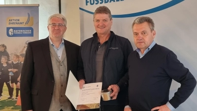 Thomas Graml (Bezirksvorsitzender), Michael Bodner, Manfred Schwabl (Präsident SpVgg Unterhaching). (Bild: Christian Fuchs)