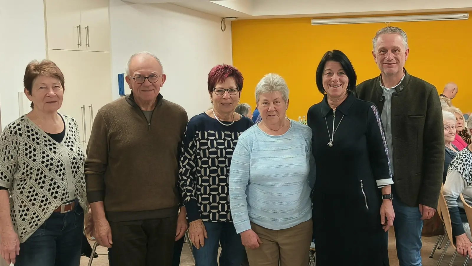 Bürgermeister Hermann Böhm dankte dem Frühstücksteam für sein Engagement. Dazu zählen Gertraud Weigl, Josef Lang, Agnes Bialucha, Rosa Flierl sowie die Seniorenbeauftragte Claudia Kammerl.<br><br> (Bild: Heike Klober)