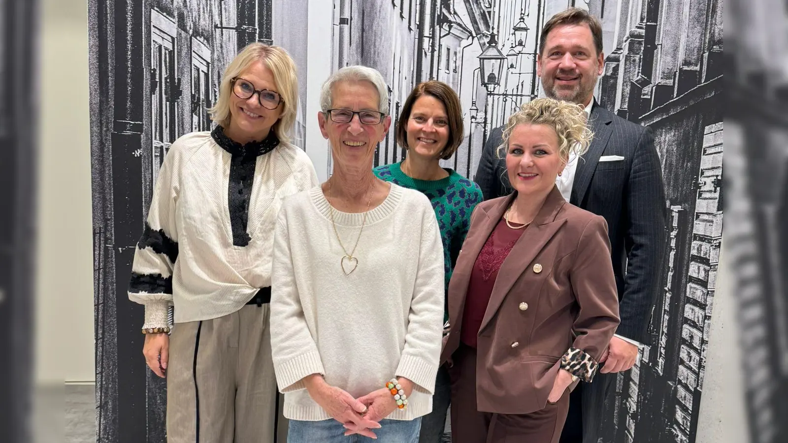 Von links nach rechts: Susanne Hahn, Brigitta Schöner, Tonia Auer, Annika Wawersig, Wolfgang Meier (nicht im Bild: Prof. Dr. Anton Scharl und Michael Bader). (Bild: Reinhard Fraunholz)