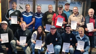 Spaß und interessante Spiele gab es beim Kirwa-Schieben der DJK-Eisstockabteilung. Bei 12 teilnehmenden Mannschaften kristallisierte sich letztendlich das Gästeteam von der SpVgg Pirk (stehend 4. v r.) als Sieger heraus. Lukas Heinrich (stehend 2.v. l.) und Daniel Groß (stehend 3. v. l.) hatten die Veranstaltung mit ihrem Team wieder bestens organisiert. (Bild: Albert Gruber)