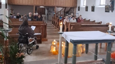 Die Kirchenbesucher beten gemeinsam. (Bild: Elisabeth Koller)