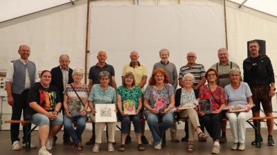 Die Gewinner des Seniorennachmittags mit Erstem Bürgermeister Hans Ram (v.l.), der Seniorenbeauftragten Stefanie Blank und Zweitem Bürgermeister Roland Müller (r.) (Bild: Michael Rabenhofer)