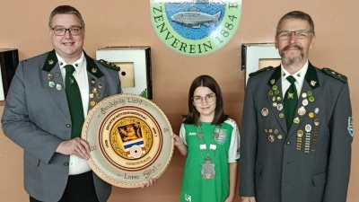 Schützenmeister Dominik Brenner (links) übergab die Gaukönigsscheibe an Lena Hölzl. Stellvertreter Karl Bauriedl (rechts) gratulierte. (Bild: Matthias Hölzl)