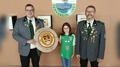 Schützenmeister Dominik Brenner (links) übergab die Gaukönigsscheibe an Lena Hölzl. Stellvertreter Karl Bauriedl (rechts) gratulierte. (Bild: Matthias Hölzl)