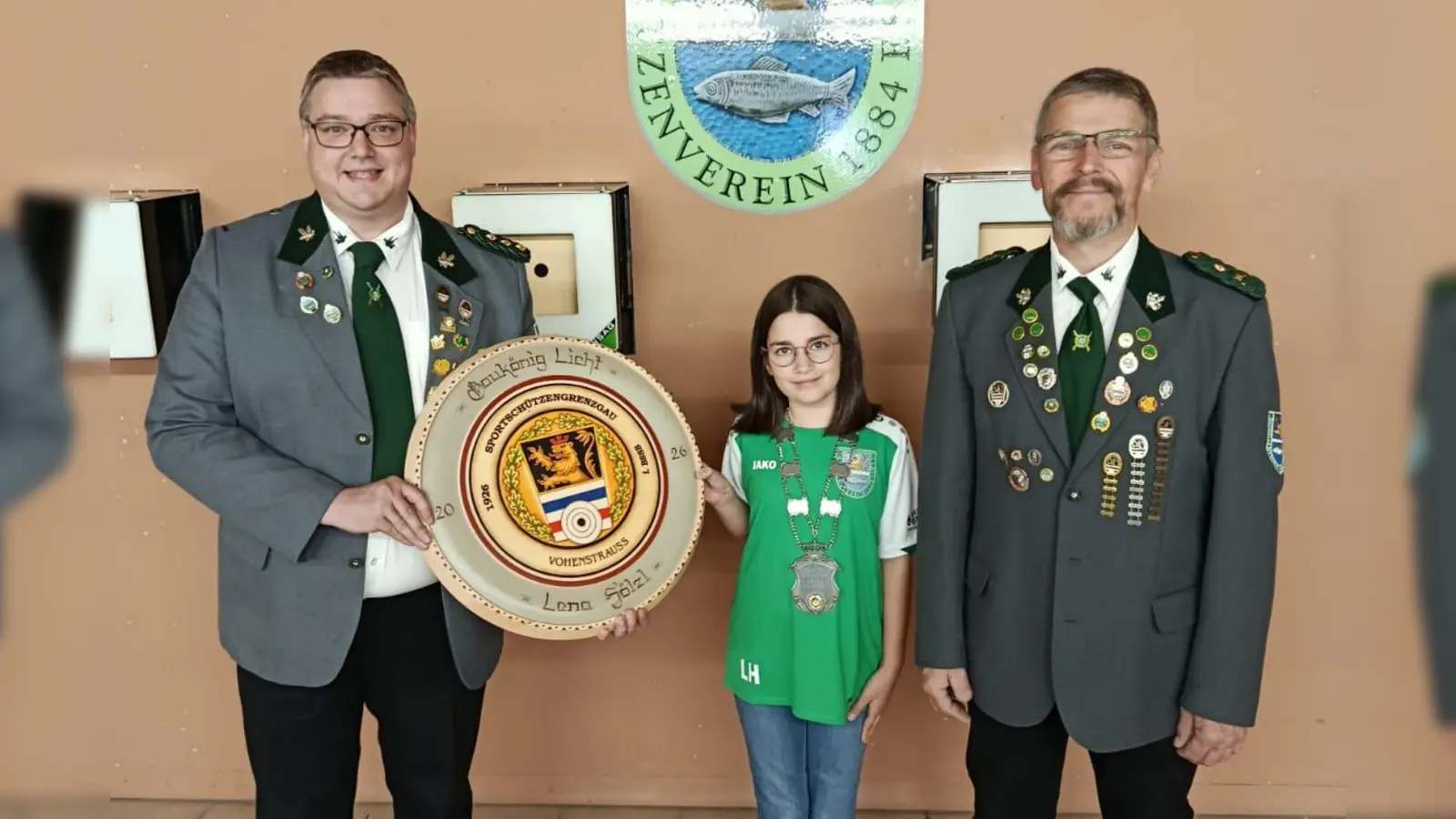 Schützenmeister Dominik Brenner (links) übergab die Gaukönigsscheibe an Lena Hölzl. Stellvertreter Karl Bauriedl (rechts) gratulierte. (Bild: Matthias Hölzl)