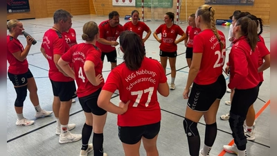 Traineransprache von Bernd Stöckl während einer Auszeit. (Bild: HSG Nabburg-Schwarzenfeld)
