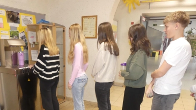 In den Unterrichtspausen wird der vom Förderverein übergebene Wasserspender stets sehr gut angenommen.  (Bild: Walther Hermann)