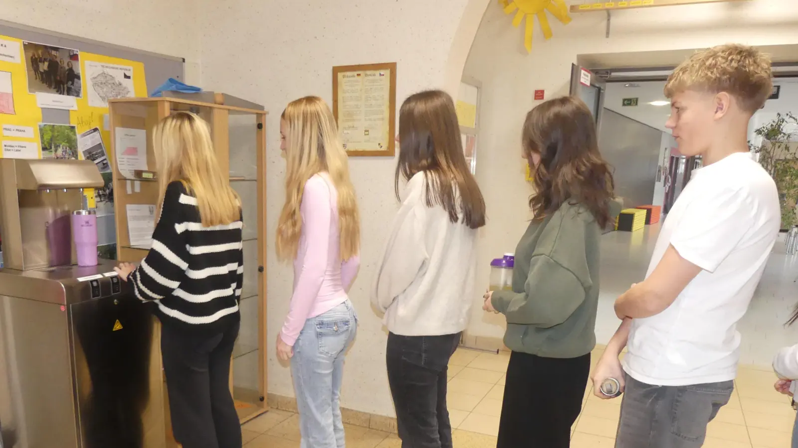 In den Unterrichtspausen wird der vom Förderverein übergebene Wasserspender stets sehr gut angenommen.  (Bild: Walther Hermann)