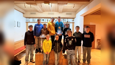 Die Nachwuchs-Darter bei der Siegerehrung (Bild: Sandra Cartwright)