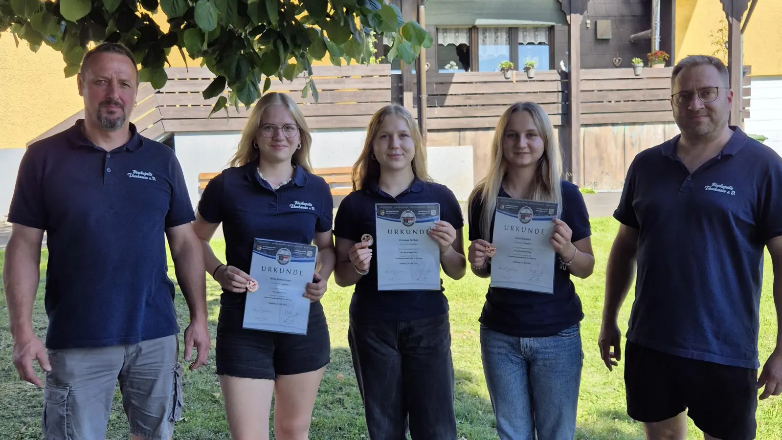 Das Bild zeigt von links: 1. Vorsitzender Uwe Franz, Nina Schmidkonz, Lara Schuller, Vanessa Pecher und 2. Vorsitzender Oliver Schuller. (Bild: Roland Heldwein)