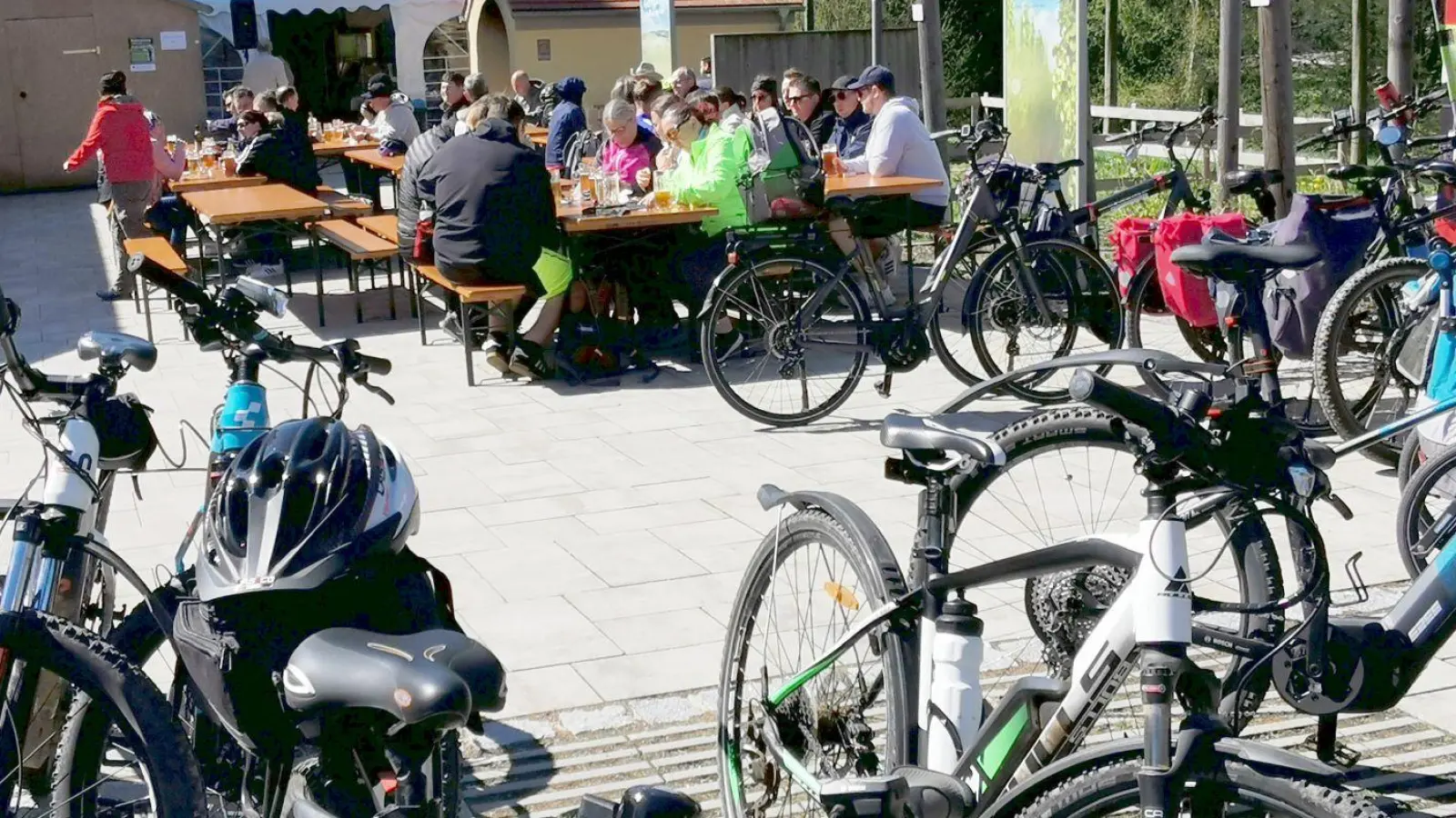 Zahlreiche Zweiräder und viele besetzten Bänke vor dem Kommunbrauhaus wiesen am Radlersonntag auf einen sehr guten Besuch hin. (Bild: Karl Ziegler)