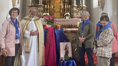 Das Vorstandsteam des Frauenbund Oberköblitz mit Pfarrer Markus Ertl. (Bild: Maria Schlögl)