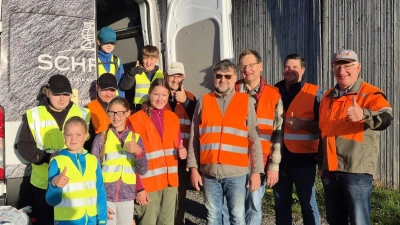 Mitglieder der Kolpingsfamilie Erbendorf rund um 1. Vorsitzenden Wenz Brenner (Vierter von rechts) halfen bei der Altkleidersammlung tatkräftig zusammen. (Bild: Heidi Banzer)