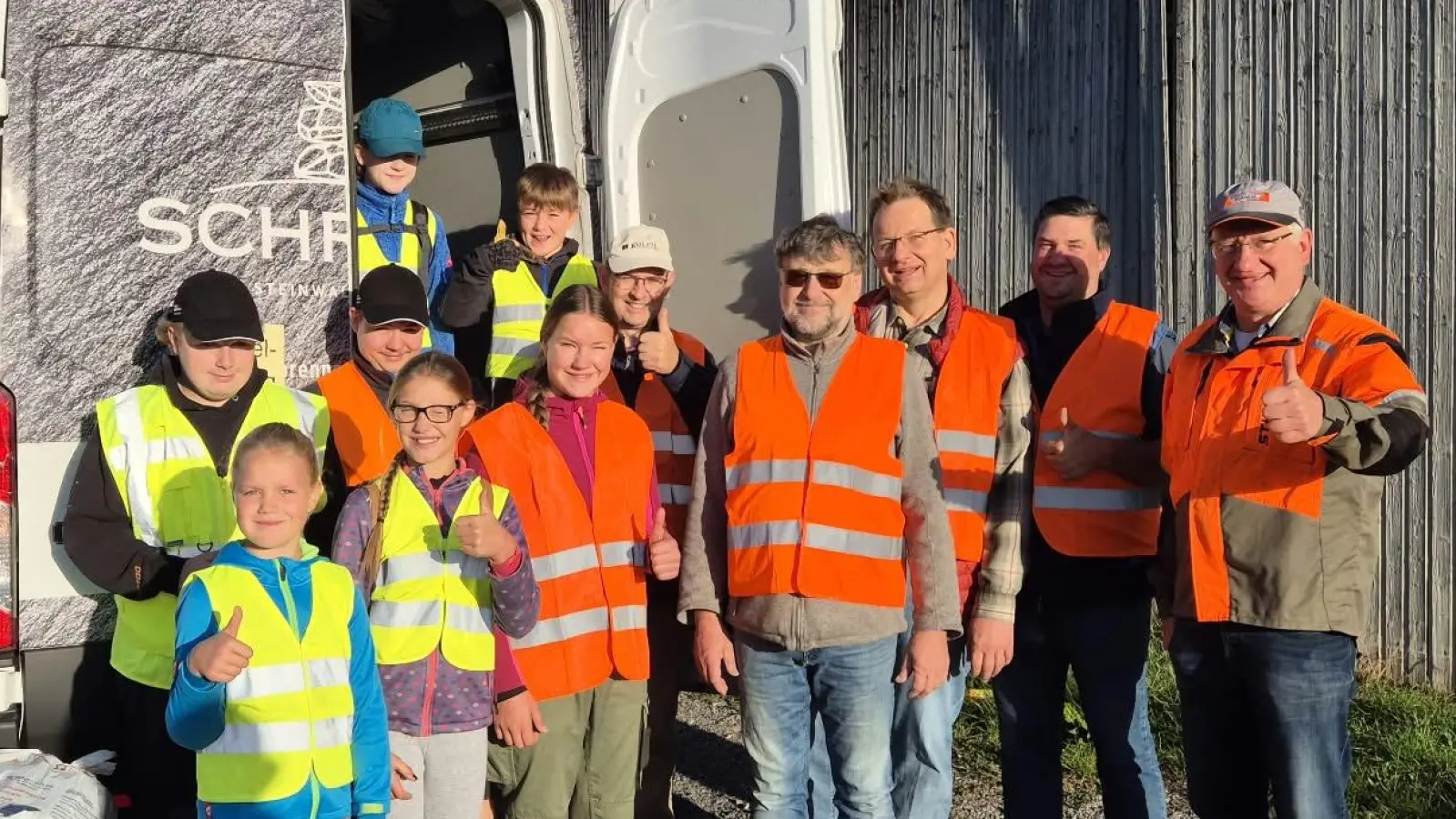 Mitglieder der Kolpingsfamilie Erbendorf rund um 1. Vorsitzenden Wenz Brenner (Vierter von rechts) halfen bei der Altkleidersammlung tatkräftig zusammen. (Bild: Heidi Banzer)