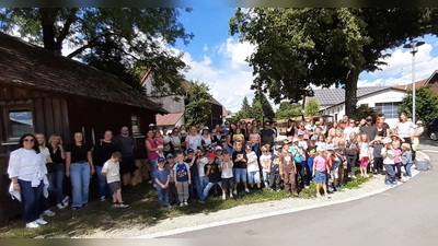 Die Kinder mit ihren Eltern und Erzieherinnen beim gemeinsamen Ausflug. (Bild: Jana Götz)