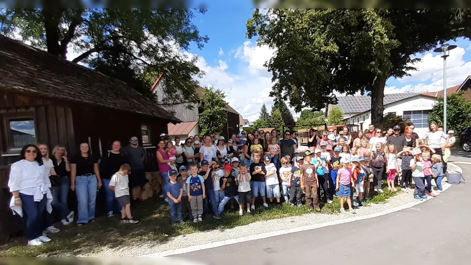 Die Kinder mit ihren Eltern und Erzieherinnen beim gemeinsamen Ausflug. (Bild: Jana Götz)