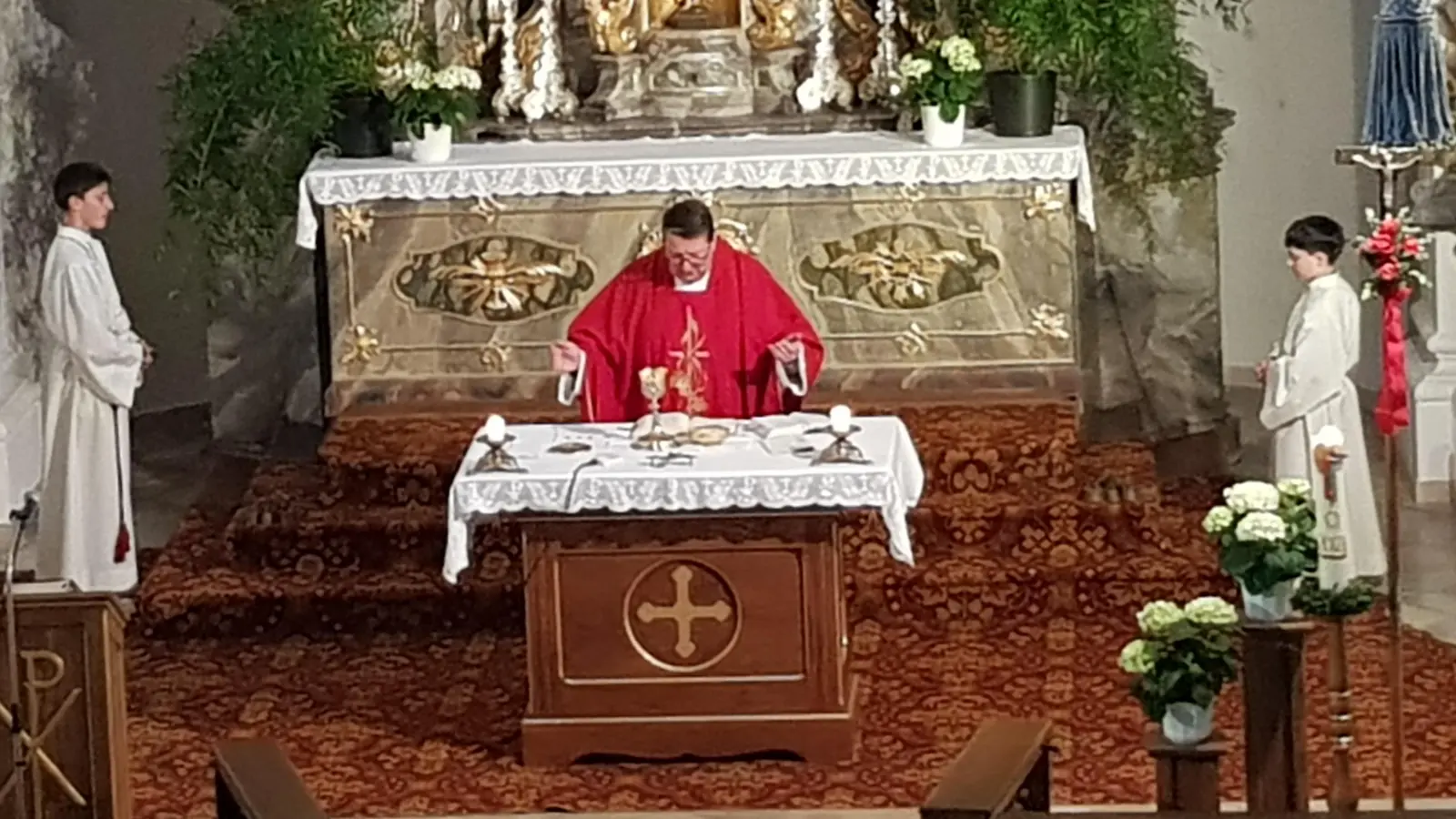 Pfarrer Udo Klösel hielt die erste Pilgermesse in der Wieskirche in diesem Jahr. Die Wallfahrt zum „Gegeißelten Heiland wurde somit eröffnet. (Bild: Peter Garreiss)
