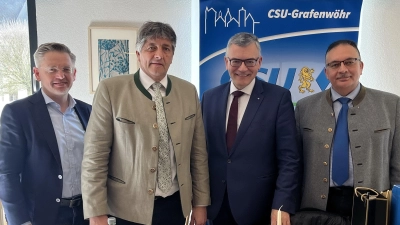 Der Leiter der bayerischen Staatskanzlei, Staatsminister Dr. Florian Herrmann (Zeiter von rechts) sprach beim 52. Josefi Frühschoppen der CSU. 1. Vizepräsident des bayerischen Landtags, MdL Tobias Reiß (von links) Bürgermeister Edgar Knobloch und CSU-Vorsitzender Jürgen Hofmann freuten sich über den guten Zuspruch bei der Traditionsveranstaltung.  (Bild: Gerald Morgenstern)