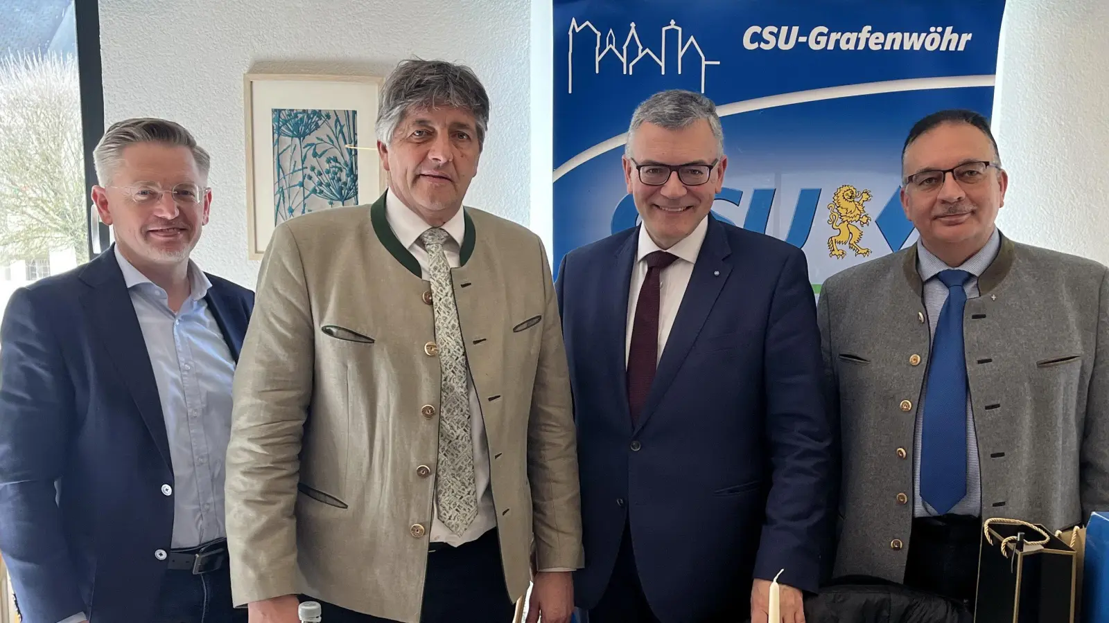 Der Leiter der bayerischen Staatskanzlei, Staatsminister Dr. Florian Herrmann (Zeiter von rechts) sprach beim 52. Josefi Frühschoppen der CSU. 1. Vizepräsident des bayerischen Landtags, MdL Tobias Reiß (von links) Bürgermeister Edgar Knobloch und CSU-Vorsitzender Jürgen Hofmann freuten sich über den guten Zuspruch bei der Traditionsveranstaltung.  (Bild: Gerald Morgenstern)