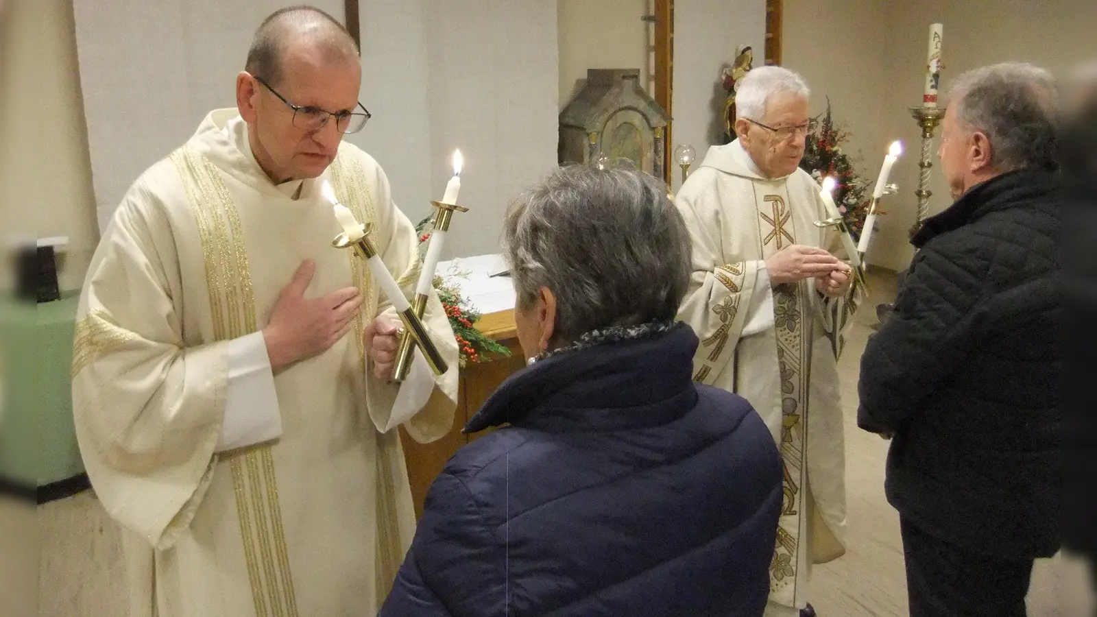 Unser Bild zeigt die Spende des Blasiussegens an die Gläubigen nach altem Brauch und mit dem Symbol der zwei Kerzen durch Diakon Edwin Berner (links) sowie Pfarrer Josef Beer (rechts) im Pittersberger Pfarrheim am Abend von Maria Lichtmess.  (Bild: Michael Götz)