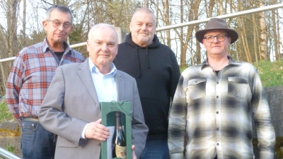 (von links) Stellvertreter Werner Sollfrank, Vorsitzender Ralf Menzel und Kassier Rüdiger Veigl dankten im Rahmen der Jahreshauptversammlung Bürgermeister Günter Kopp (2. von links) mit einem kleinen Geschenk für die jahrelange Unterstützung des Wandervereins.  (Bild: Kurt Scharf)