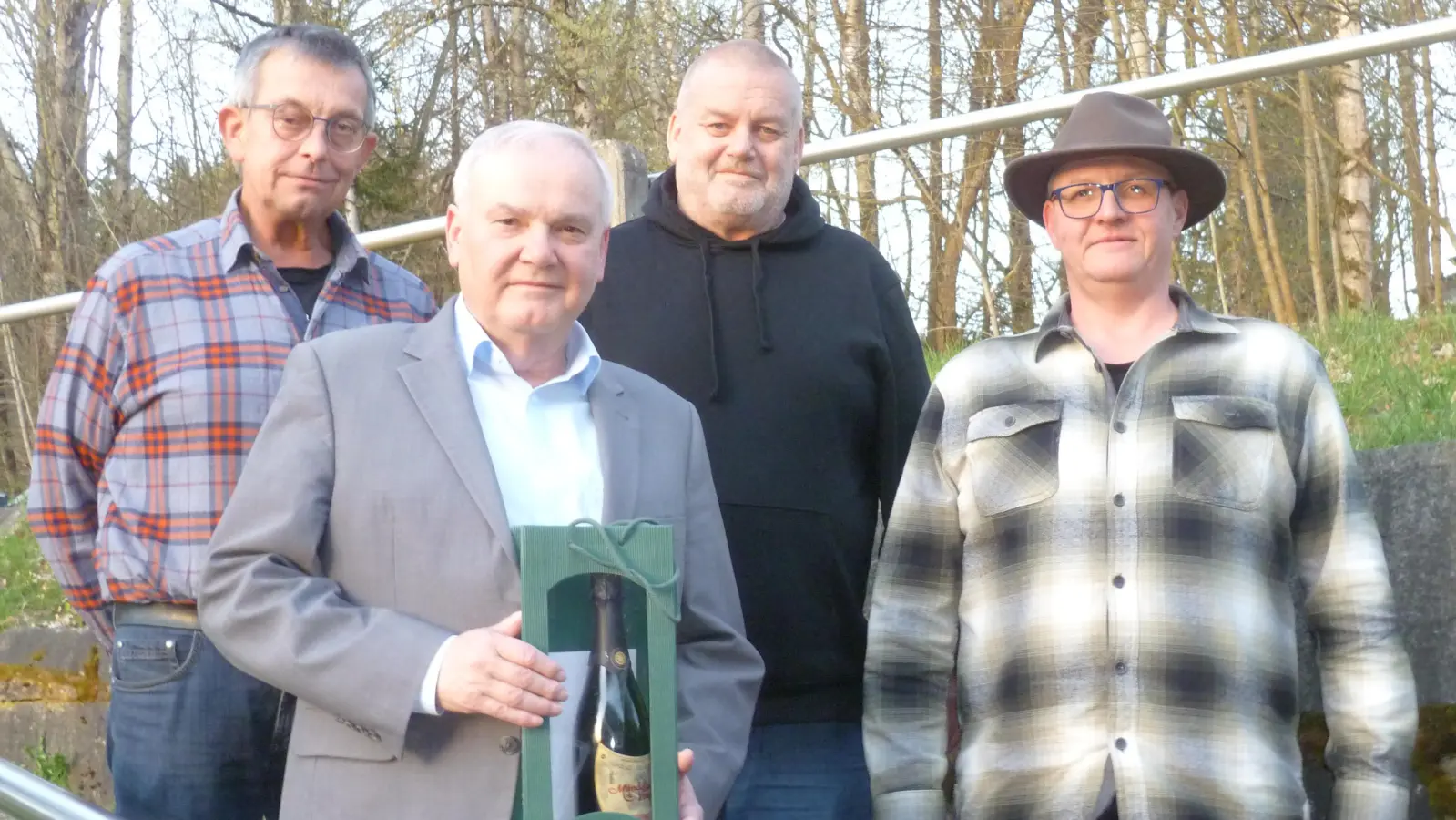 (von links) Stellvertreter Werner Sollfrank, Vorsitzender Ralf Menzel und Kassier Rüdiger Veigl dankten im Rahmen der Jahreshauptversammlung Bürgermeister Günter Kopp (2. von links) mit einem kleinen Geschenk für die jahrelange Unterstützung des Wandervereins.  (Bild: Kurt Scharf)