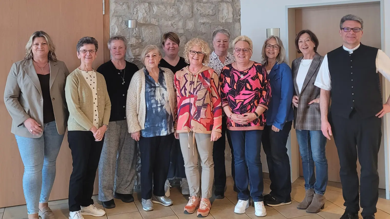 Die neu gewählte Vorstandschaft des KDFB Amberg-St. Konrad zusammen mit der stellv. Diözesanvorsitzenden Kerstin Aufschneider (links) und Pfarrer Michael Jakob (rechts).  (Bild: Angelika Eckl)