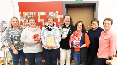 Spaß hatten die Damen beim Preisschafkopf. Platz ein belegte Sabine Lachnitt, gefolgt von An drea Kriegelstein und Rebecca Friedrich. (2. 3. und 4. von links) Der Trostpreis ging anKatrin Leinert (3. v. rechts) Bibliotheksleiterin Elisabeth Graßler (2. v. rechts) mit ihrem Team freute sich über die zahlreiche Teilnahme. (Bild: Eva Seifried)