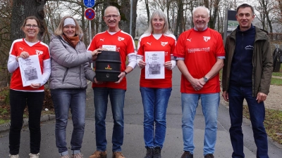 Vier Vertreter der vier Staffeln des TV Sulzbach-Rosenberg Lauftreff bei der Gutschein-Übergabe.  (Bild: Christian Koch)