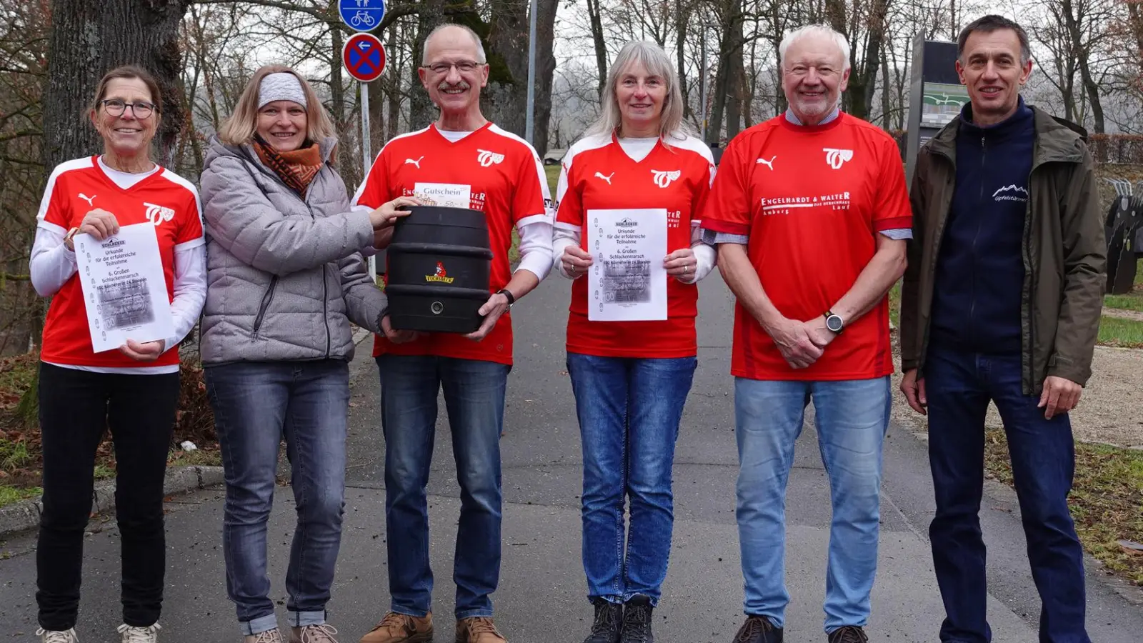 Vier Vertreter der vier Staffeln des TV Sulzbach-Rosenberg Lauftreff bei der Gutschein-Übergabe.  (Bild: Christian Koch)